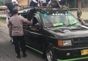 Pelajar Bergantungan di Angkutan, Polres Aceh Tenggara Turun Tangan Demi Keselamatan